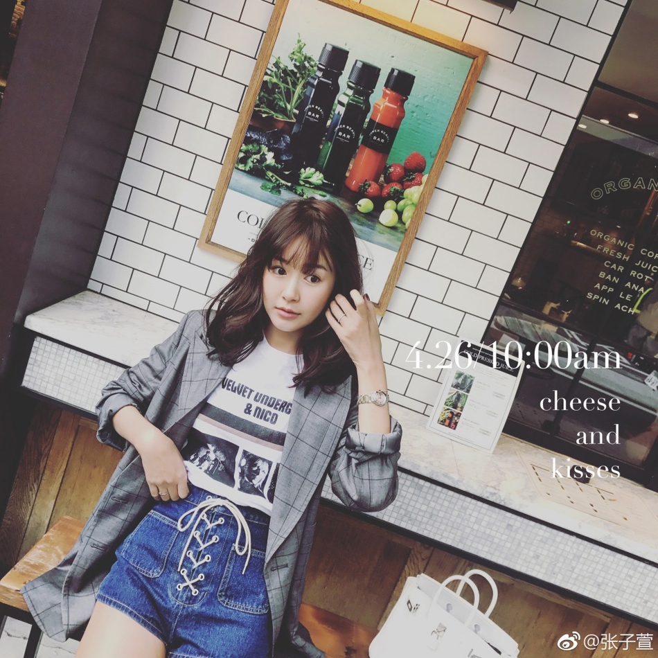 陈赫妻子产后变清纯辣妈爽朗大笑秀诱人美腿