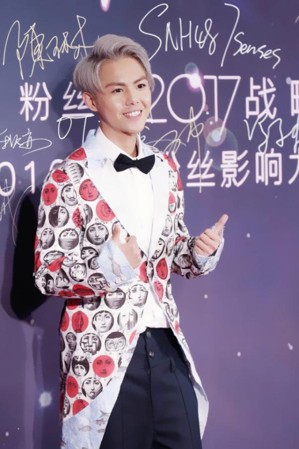 孙子涵获最受粉丝喜爱歌手奖现场立刻撩粉