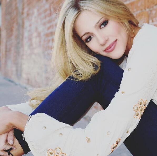 尼克斯主帅女儿晒私照 这家人颜值好高