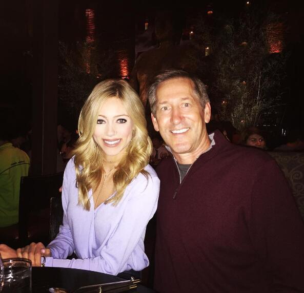 尼克斯主帅女儿晒私照这家人颜值好高