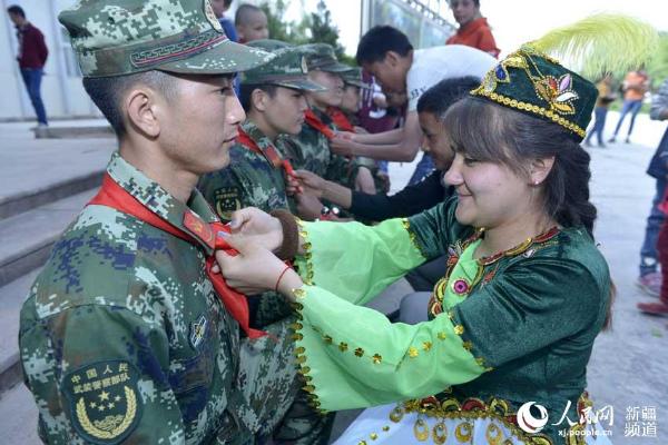 新疆边防特战官兵走进福利院送温暖组图