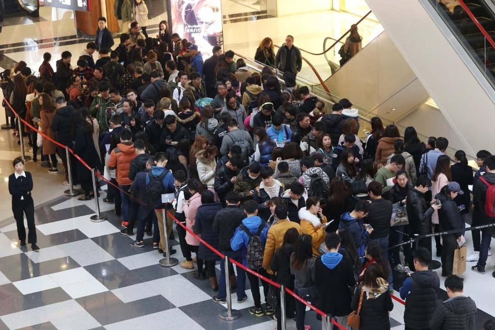 上海兴起排队经济 排队之痛似乎都能被跑腿小哥治愈