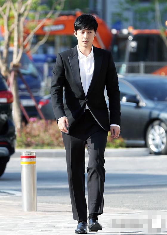 金贤重涉酒驾后出席前女友公审 穿黑西装现身表情严肃【组图】