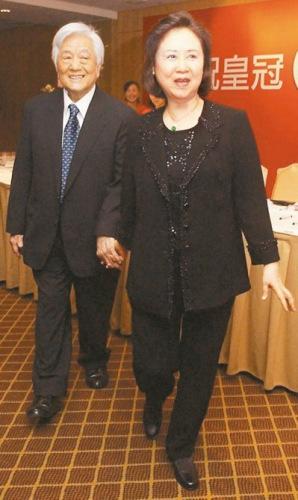 图为琼瑶与平鑫涛出席皇冠五十周年餐会 《联合报》资料图片