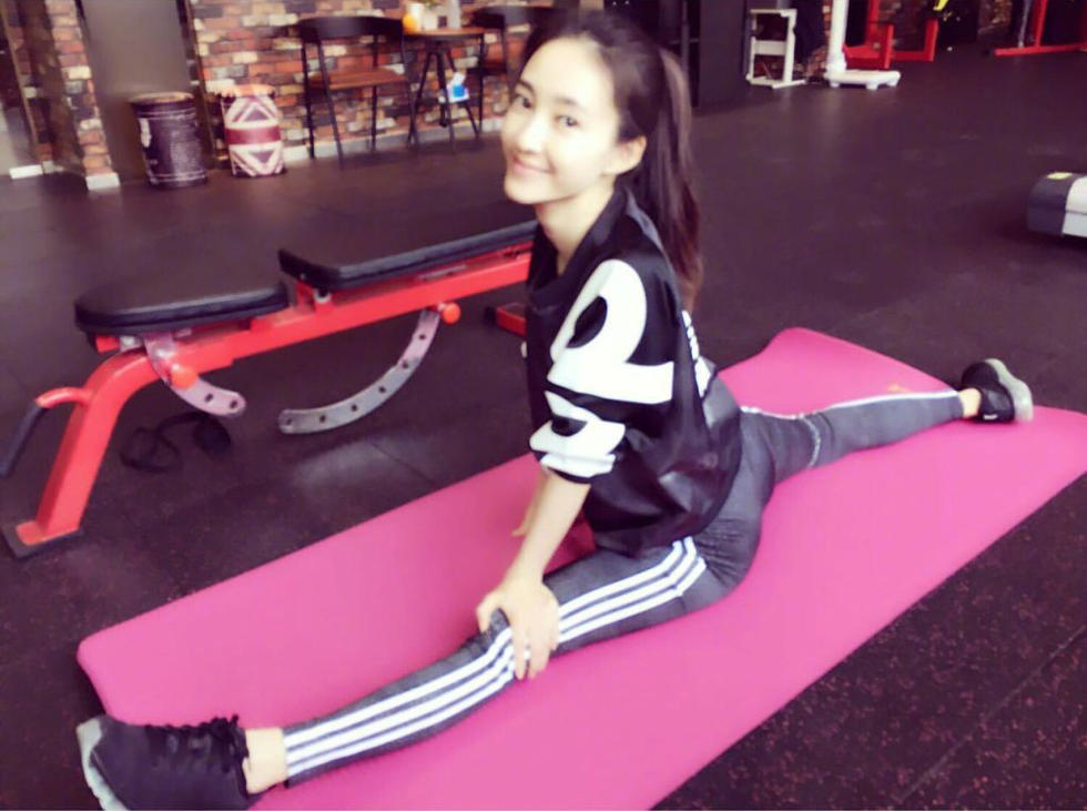 女神王丽坤秀一字马网友表白这双腿