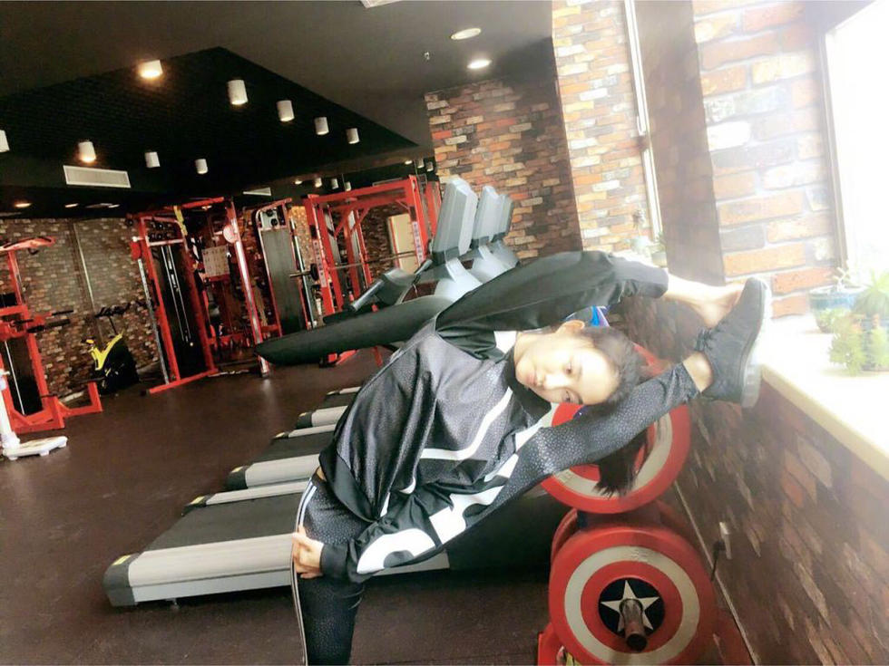 女神王丽坤秀一字马网友表白这双腿