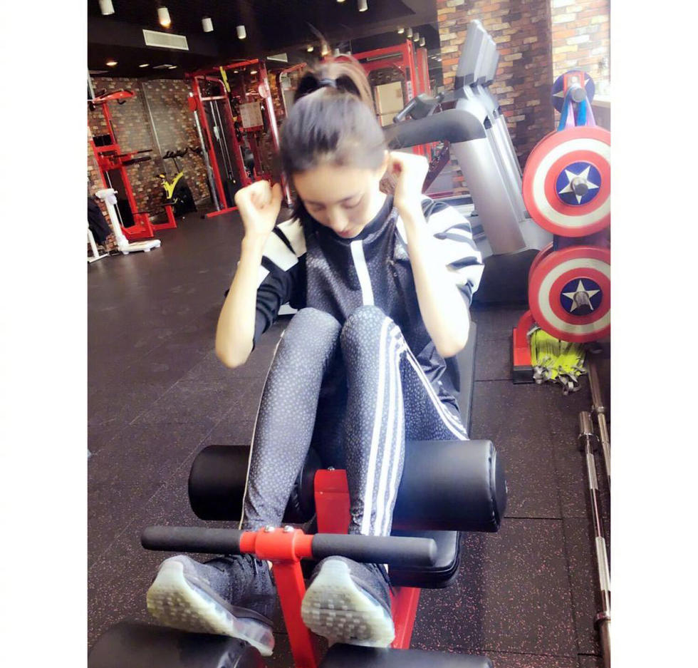 女神王丽坤秀一字马网友表白这双腿