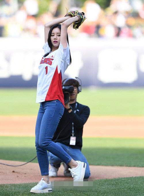 girlsday为棒球赛开球李惠利长腿美颜引赞叹组图