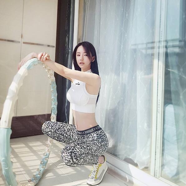 九头身美女!嫩模练瑜伽晒自拍长腿逆天