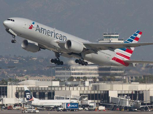 美利坚航空一架波音777-200客机在洛杉矶国际机场起飞.