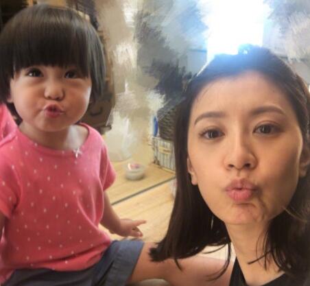 贾静雯晒咘咘合影第三胎后已恢复到产前