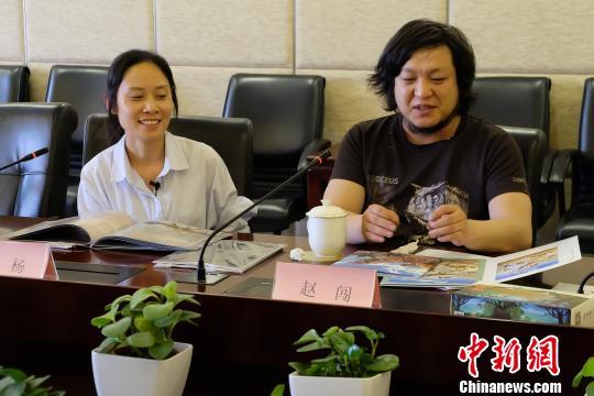 赵闯和杨杨在现场答问 李双南 摄