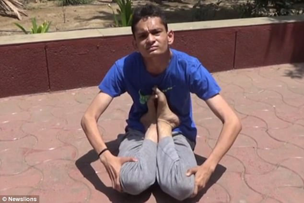 超强"橡皮人":头部可180度旋转__中国青年网