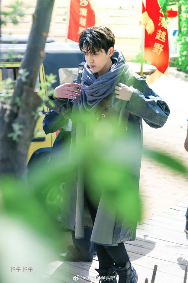 雨衣穿出高定范吴亦凡录制奇楼开启秀场模式