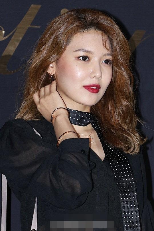 cnblue郑容和李帝勋申敏儿出席某品牌活动 少女时代秀英透视装赚足