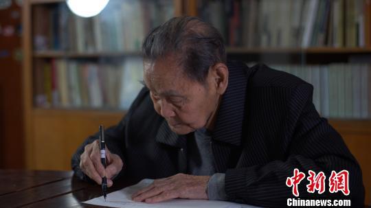 98岁仍坚持写稿的新闻老兵张宝锵 柯小军 摄
