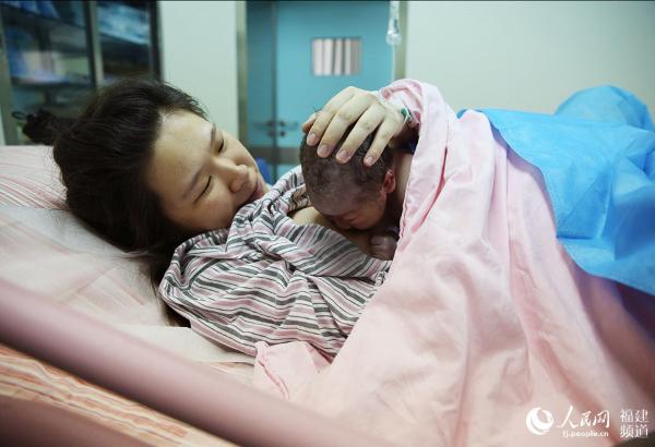 母亲节特稿产房直击两位年轻妈妈的阵痛和甜蜜