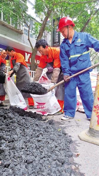 他是开吸污车的掏粪工 不怕脏臭还是技术能手