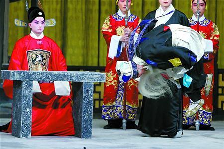 >> 正文  本报记者 诸葛漪   这几天,京剧名家陈少云穿着一件特制的