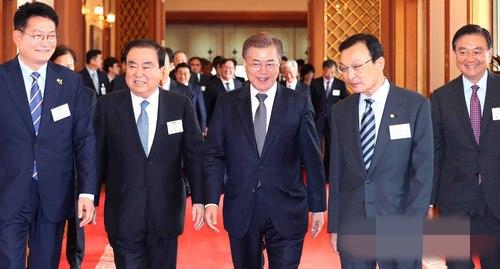 韩国总统文在寅会见派往中美日俄等国特使 在青瓦台共进午餐【组图】