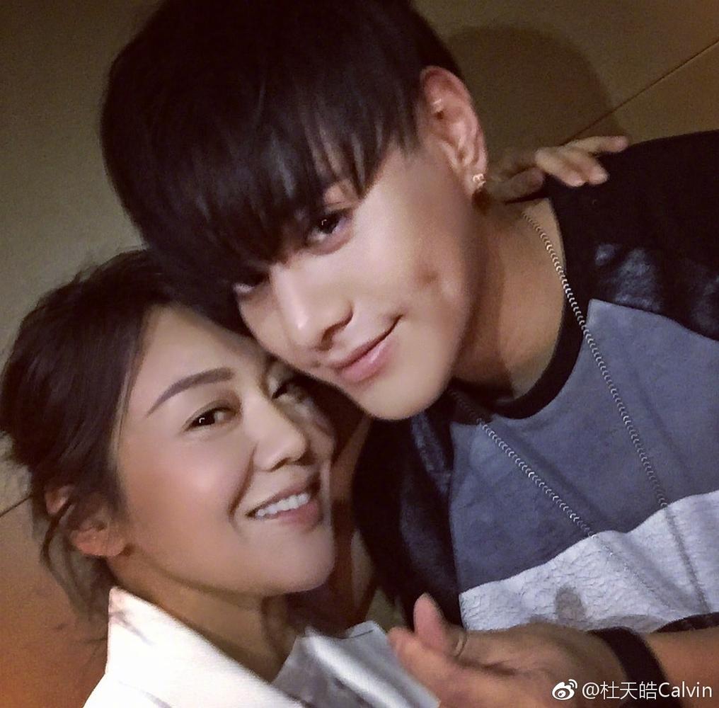 闫妮杜天皓亲密同框深夜发糖撒狗粮