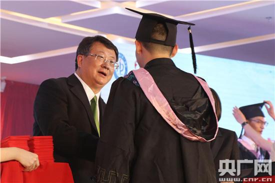 合肥一中校长陈栋为毕业生颁发毕业证