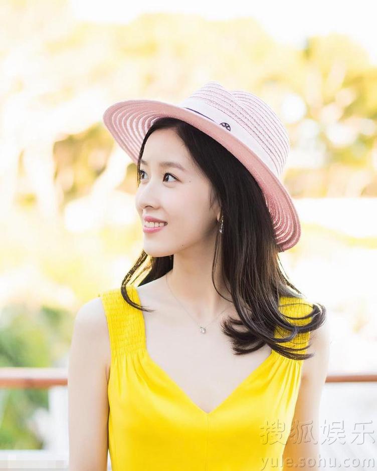 章泽天晒游戛纳美照深v黄裙展清新笑容
