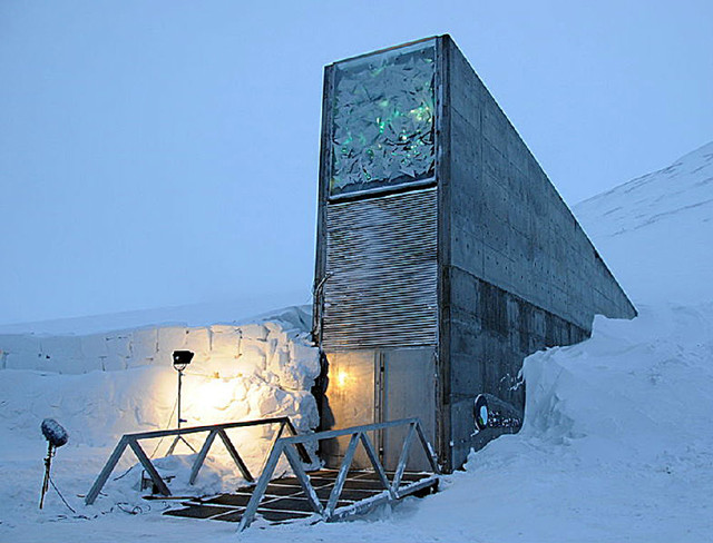 外表看上去是一座不起眼的建筑,好似矗立在雪地上的一个防空洞入口