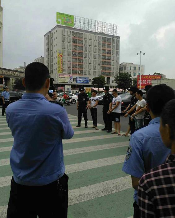 广东数十马仔袭警 并将抓获的涉案疑犯抢走