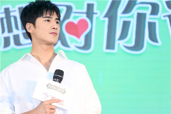 姜潮为粉丝折糖纸回忆情史称受过情伤