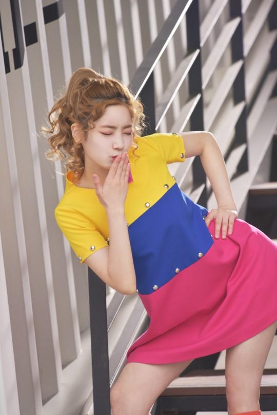 twice新专《signal》mv花絮照再公开 金多贤可爱卖萌林娜琏五官精致