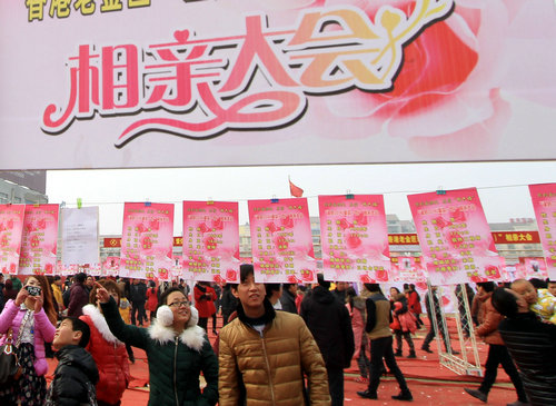 资料图片:2014年2月15日,男女青年在河南省温县举行的相亲大会活动