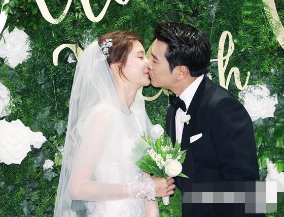 朱相昱车艺莲今日结婚甜蜜亲吻洋溢浓浓幸福感组图