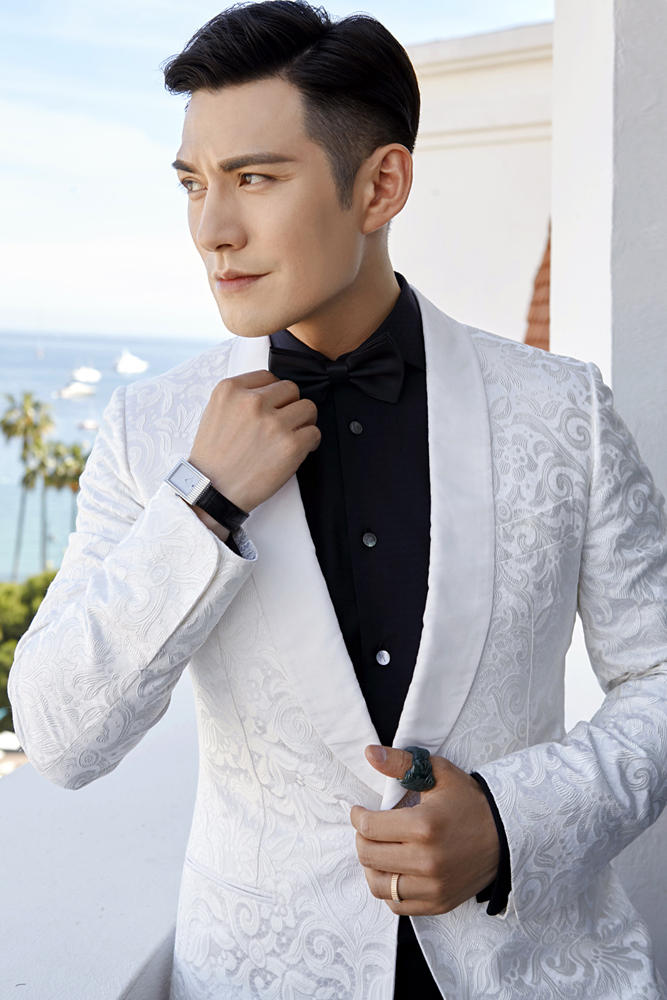 严屹宽亮相戛纳电影节绅士风度帅气迷人