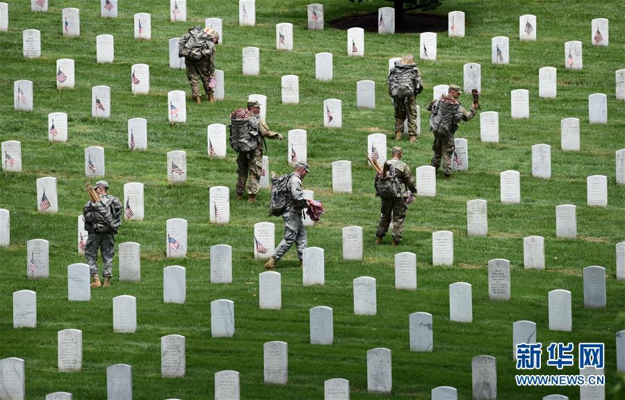 为阵亡将士插旗