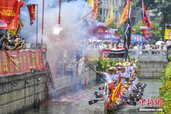 5月28日,10条各具特色的龙舟在荔枝湾起舞,吸引市民驻足观看。当日,“五月五·龙船鼓”活动在广州荔枝湾举行。 中新社记者 陈骥旻 摄