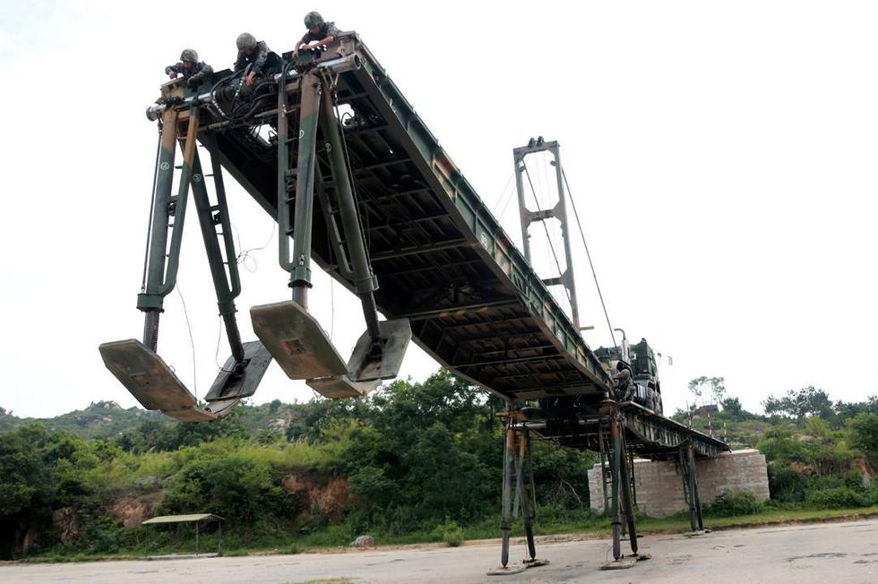 军事黑科技解放军架桥车快速架桥