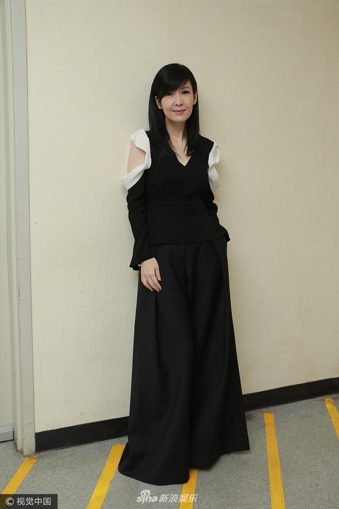 50岁周慧敏黑装干练登台驻颜有术少女依然