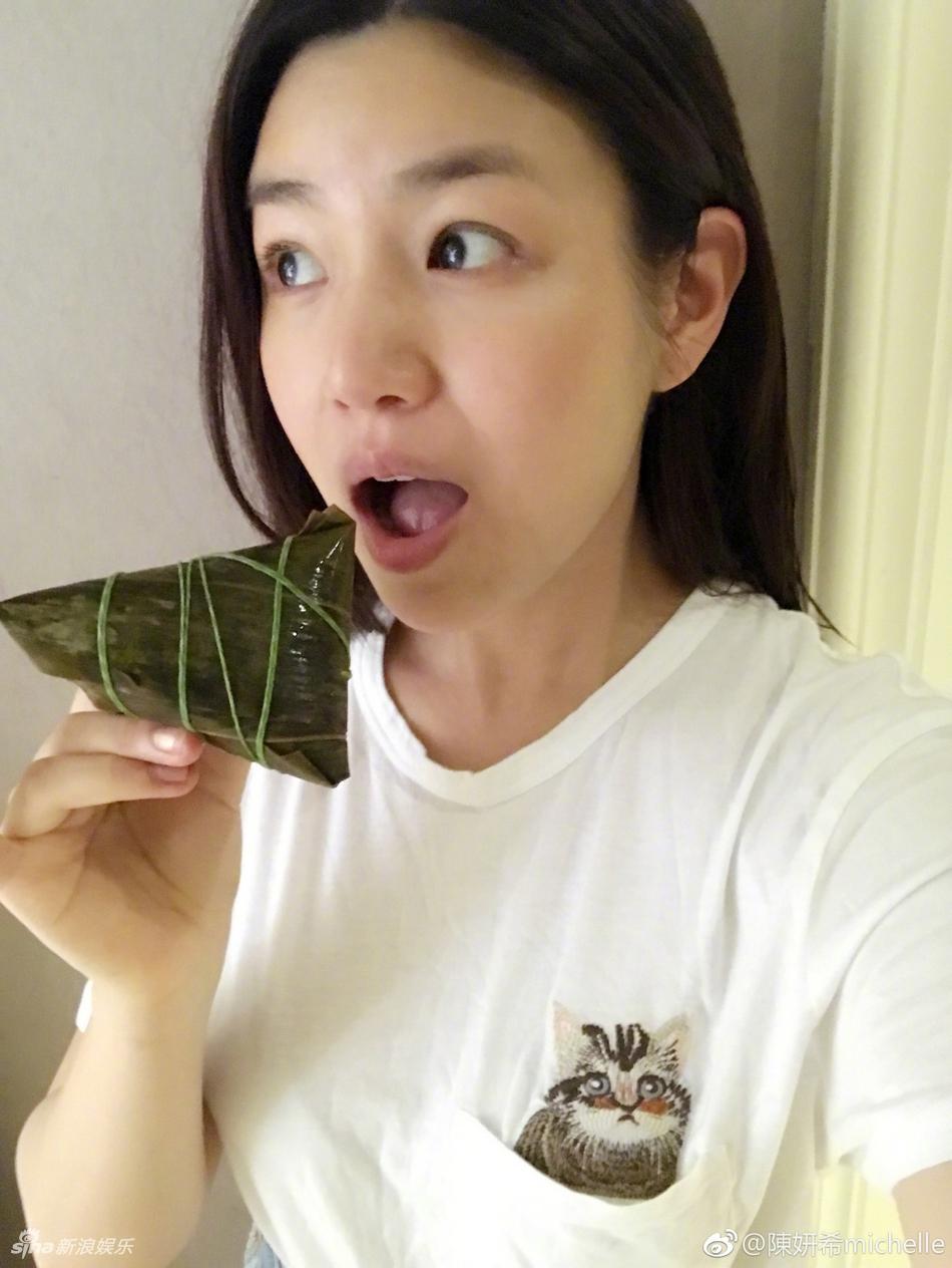 辣妈陈妍希素颜吃肉粽皮肤白嫩产后仍似少女