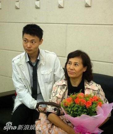 60岁巩汉林全家近照曝光 美丽儿媳抢镜