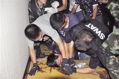 帅 武警空手夺刃救人质_新闻频道_中国青年网