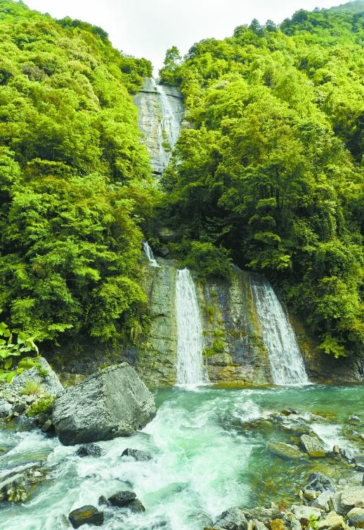 > 正文 本版照片均為湖南日報記者 童迪 攝 5月8日,壺瓶山主峰全景