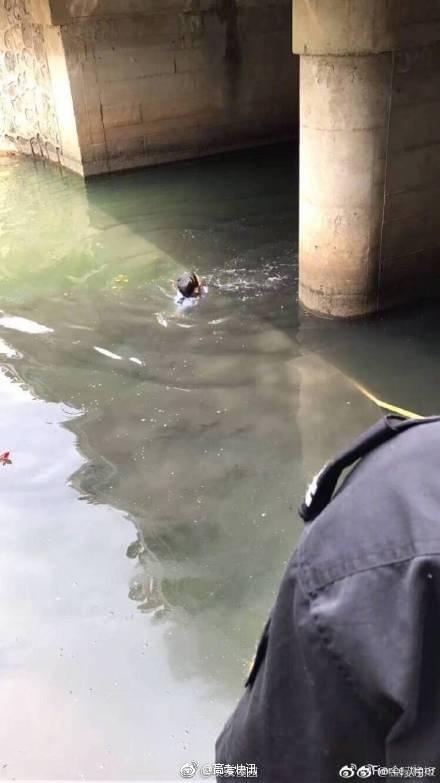 准考证掉河里 消防员帮捞准考证