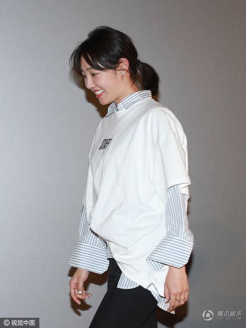 白百何素颜发福呵欠不断无名指戒指很抢镜