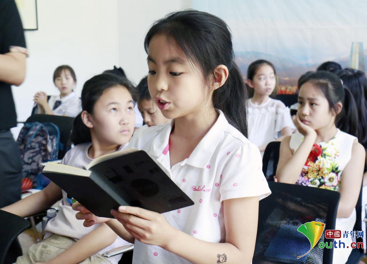 小朋友在向大使提问.中国青年网通讯员王金笛摄.