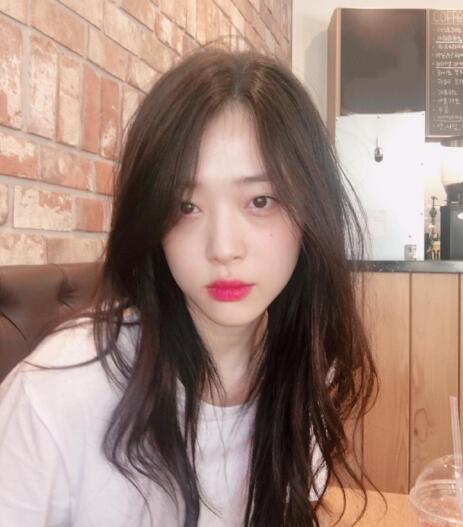 雪莉应援权志龙晒自拍 黑眼圈越来越大