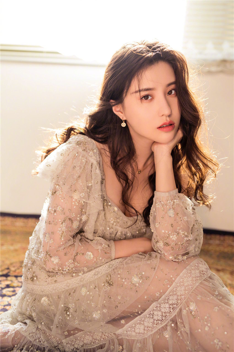 组图90后小花鲍天琦写真曝光卷发柔软妆容精致