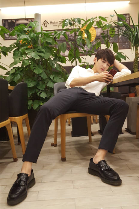 24岁扮高中生无压力请收下这只少年感十足的小白的安利