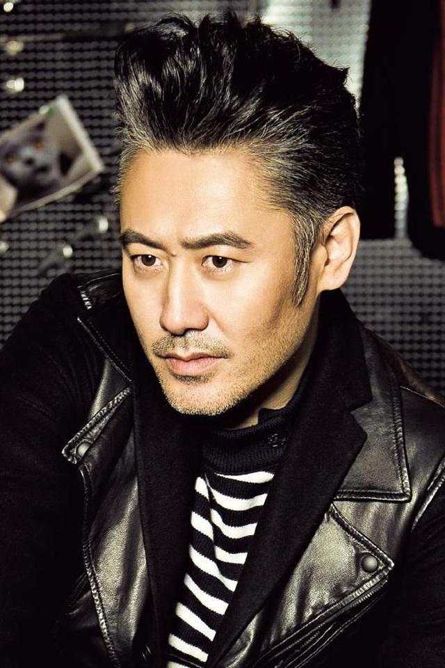 49岁吴秀波全家近照成名后对糟糠妻不离不弃