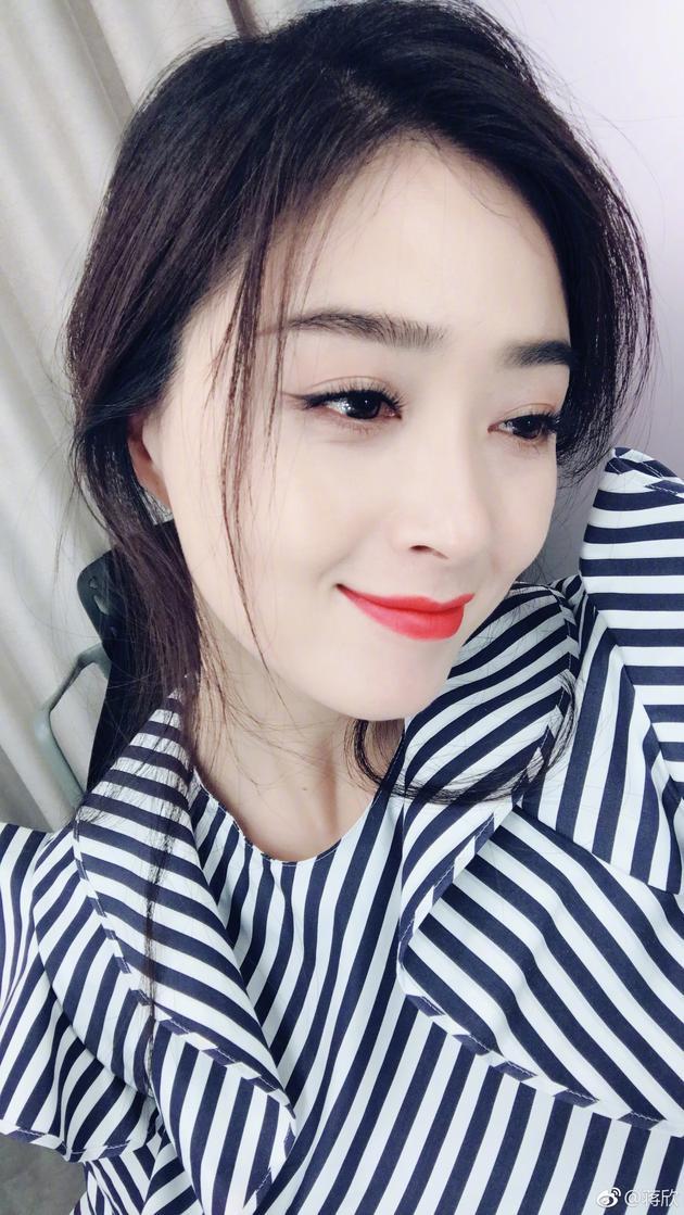 瘦了之后的蒋欣肤白貌美小v脸吸睛 神似范冰冰